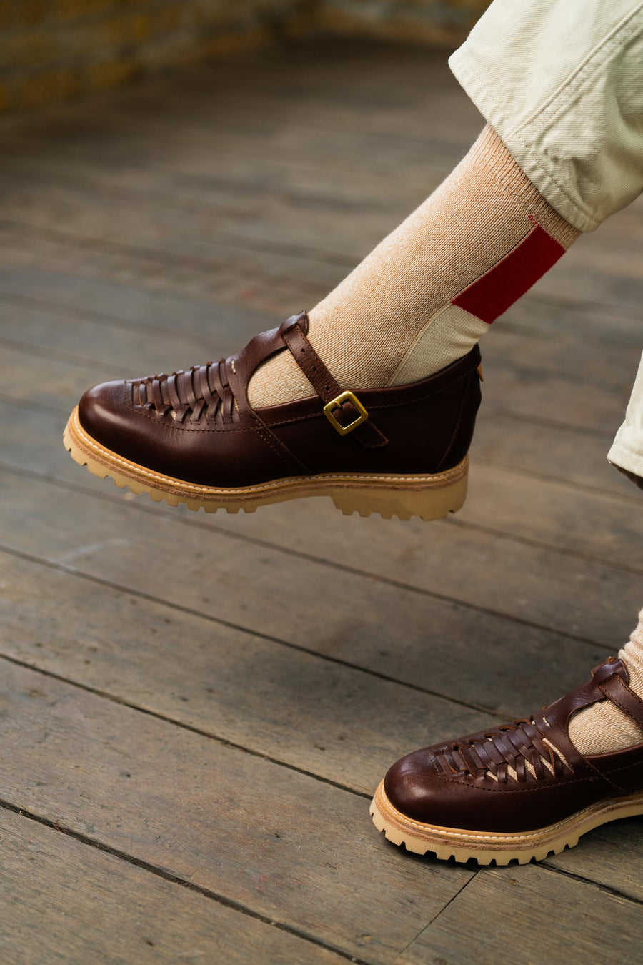 Ecru organic cotton socks with brown leather shoes